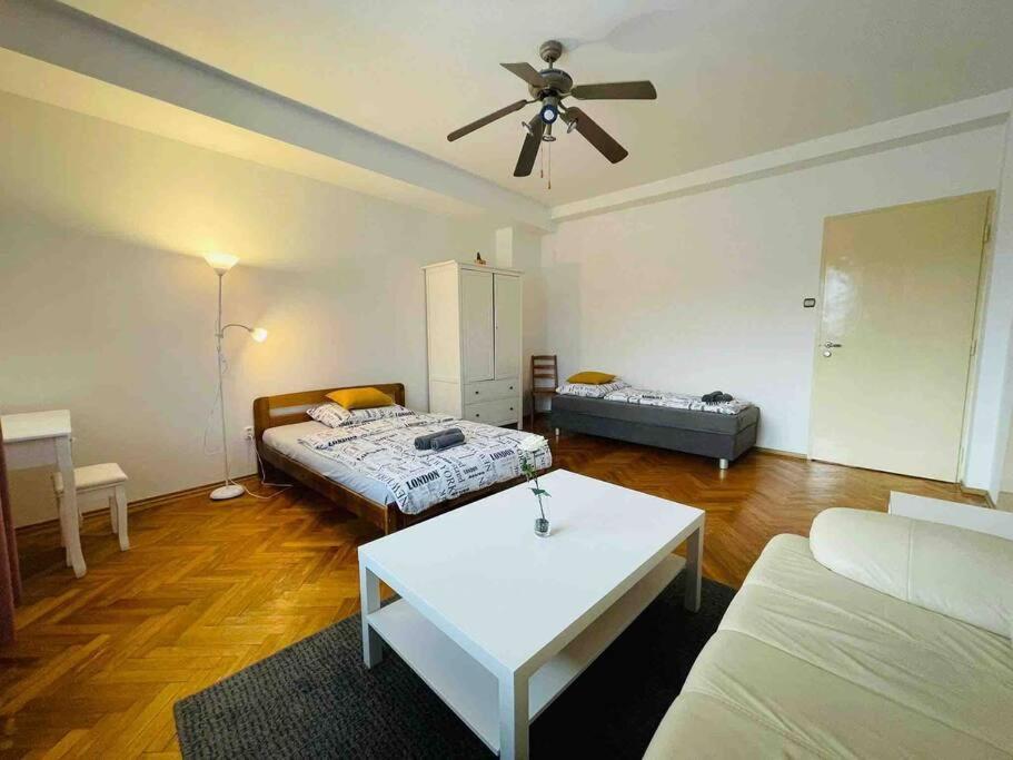 Lovely 2Bdr In Center, Wifi & Self-Check In Pressburg Exterior foto
